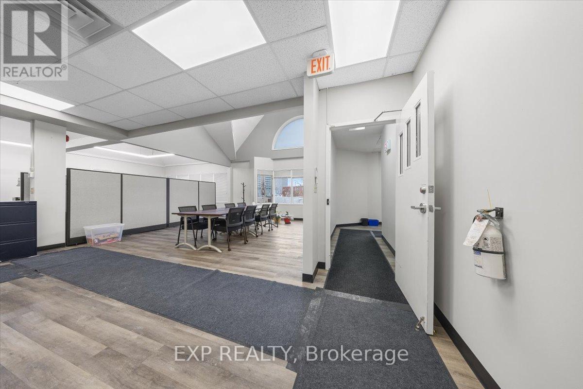 945 Wellington Street Property Photo 25