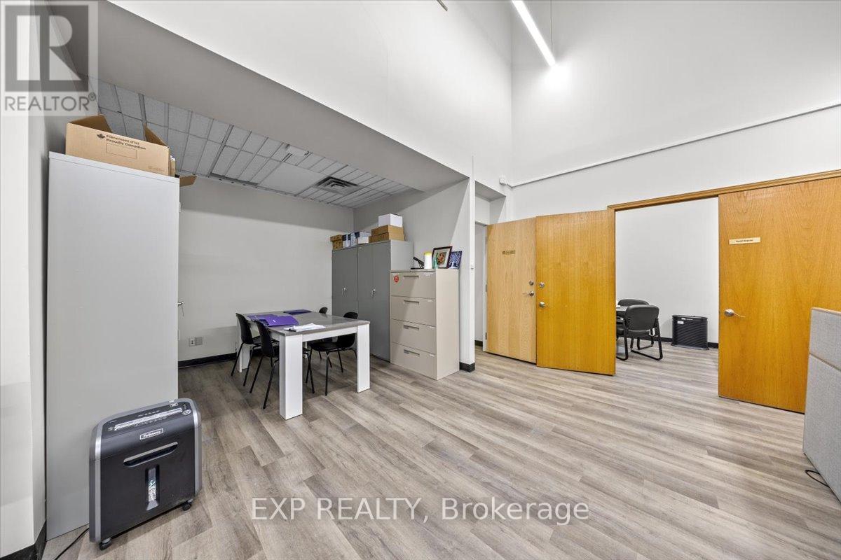 945 Wellington Street Property Photo 40