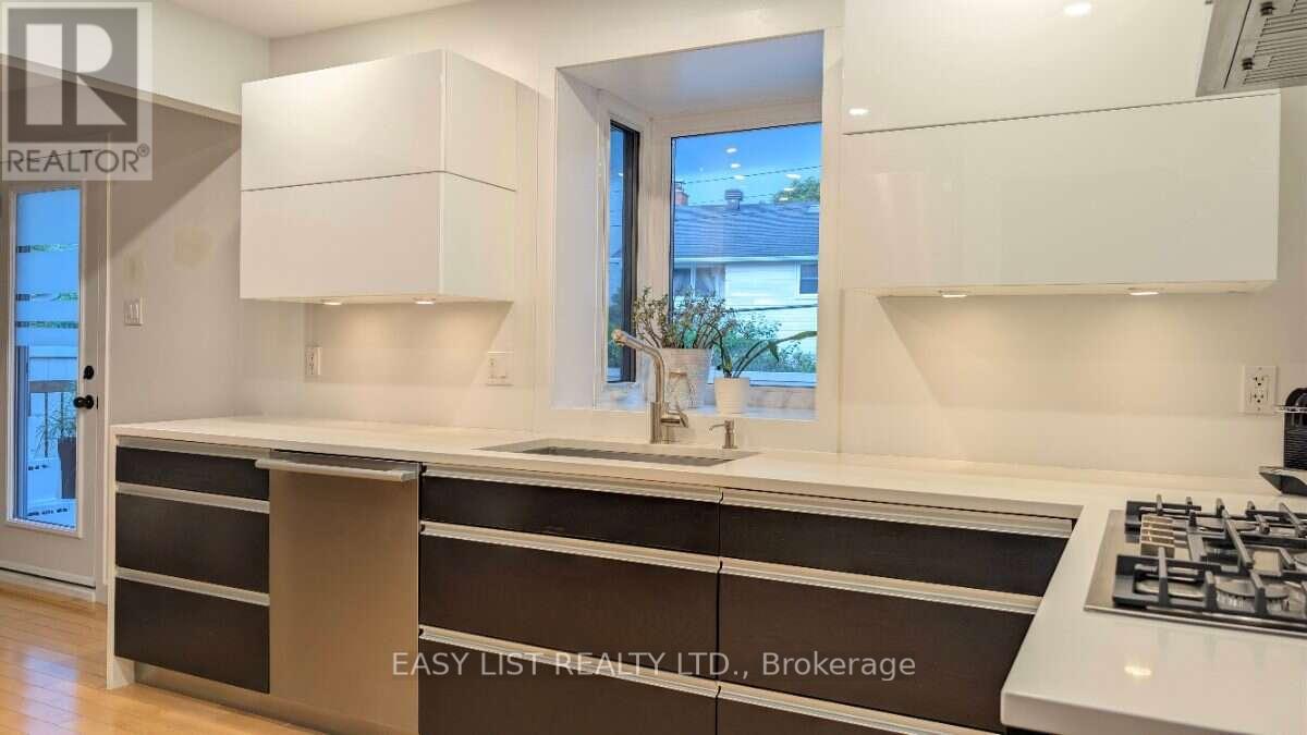 1895 Savoy Place Property Photo 13