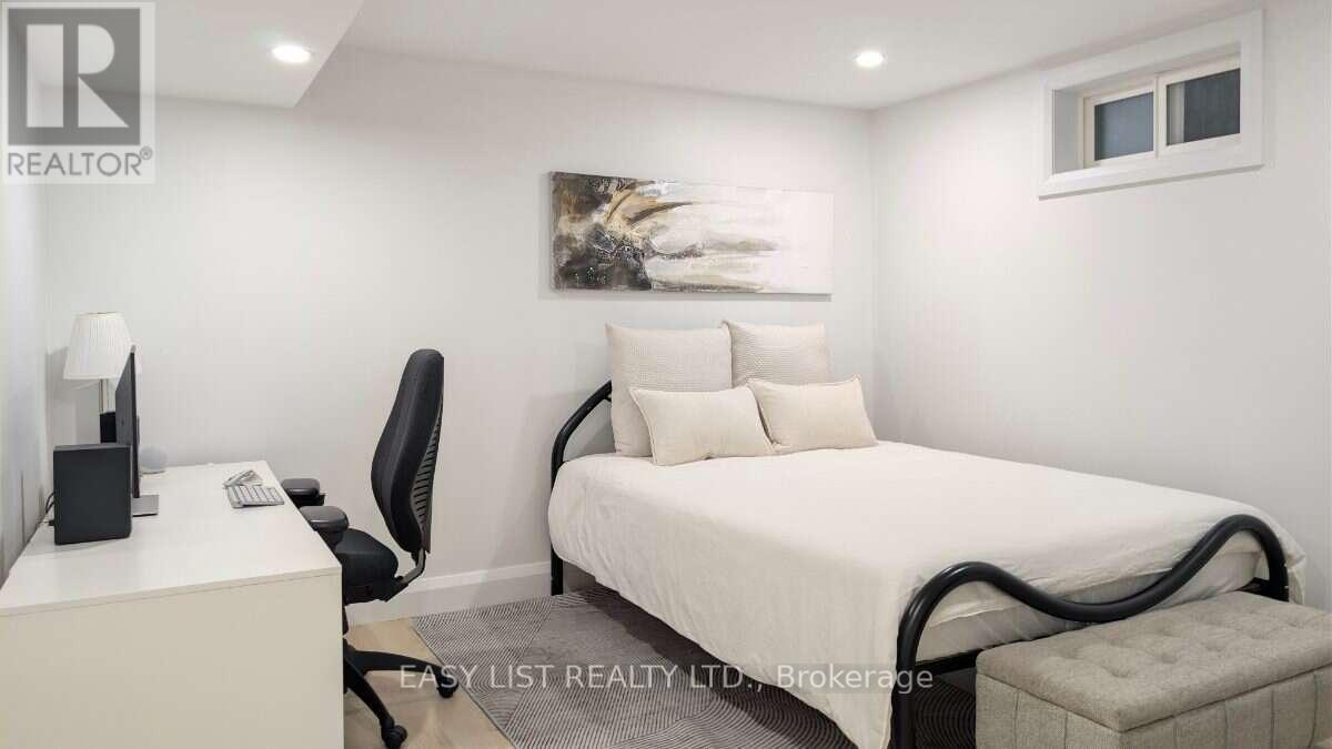 1895 Savoy Place Property Photo 32