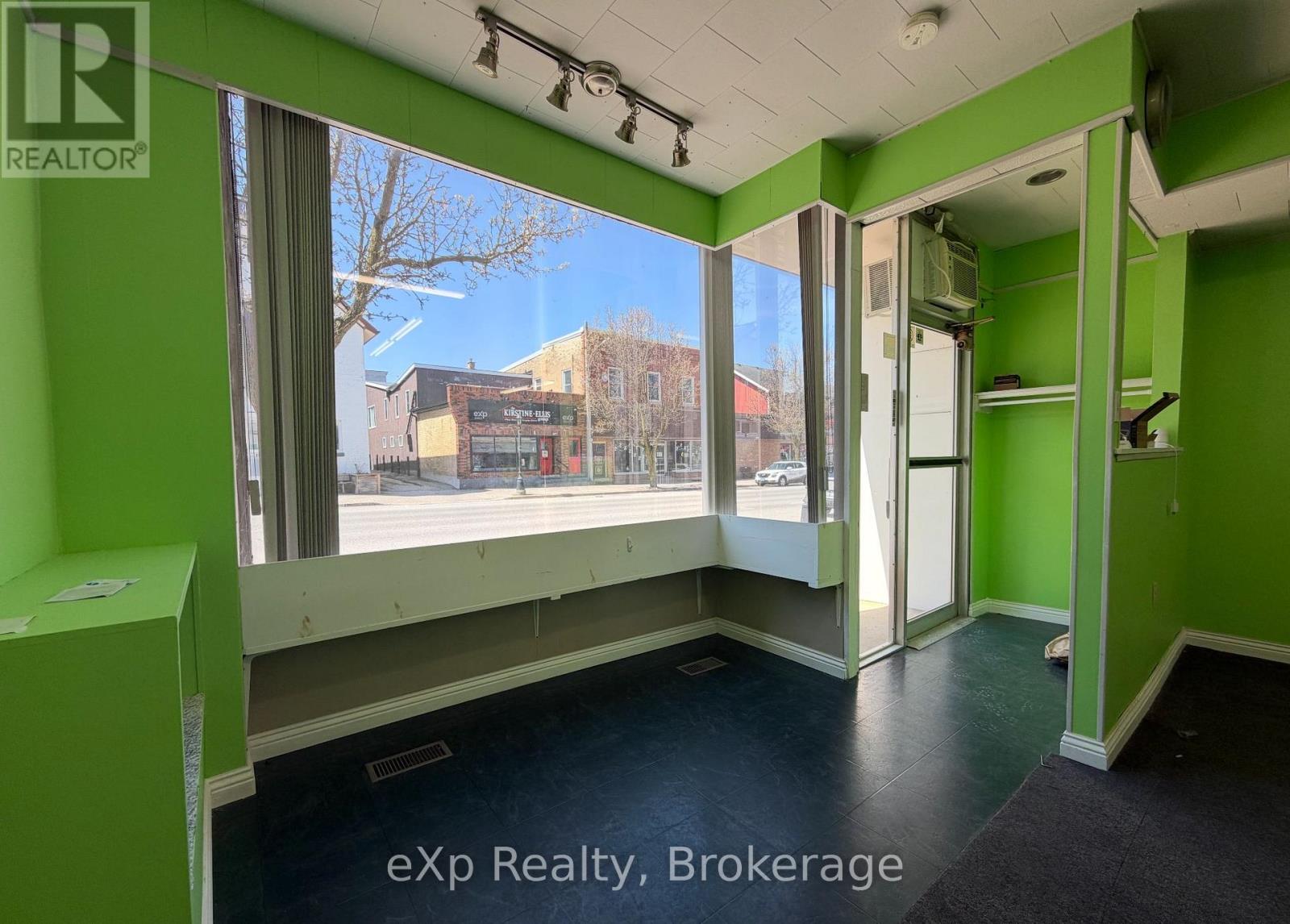 76 Elora Street Property Photo 2