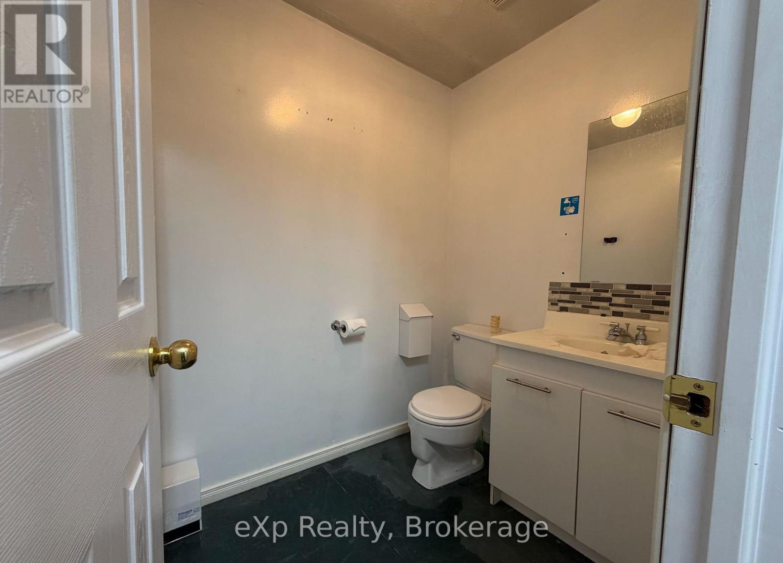 76 Elora Street Property Photo 5