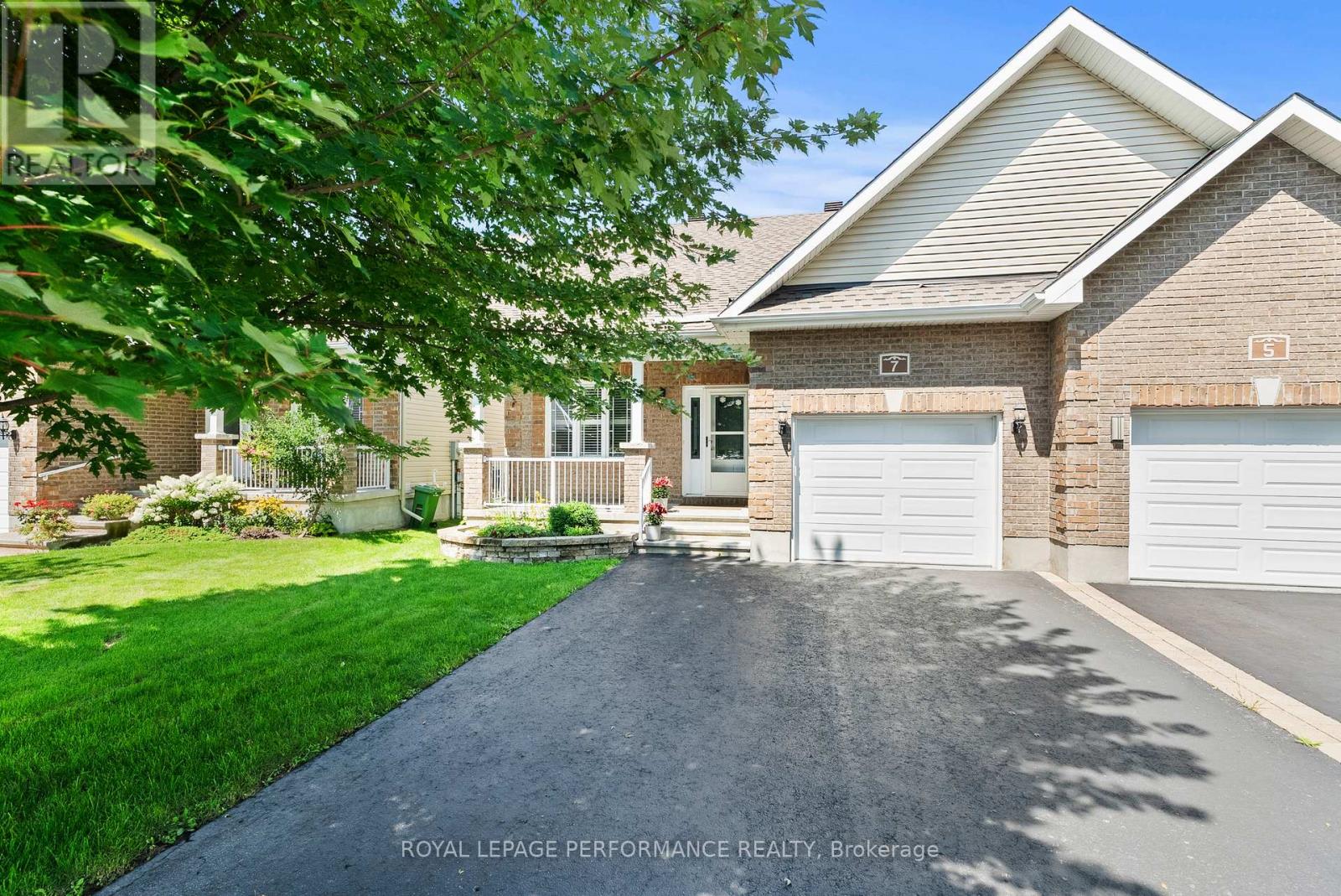 7 ABBEY CRESCENT