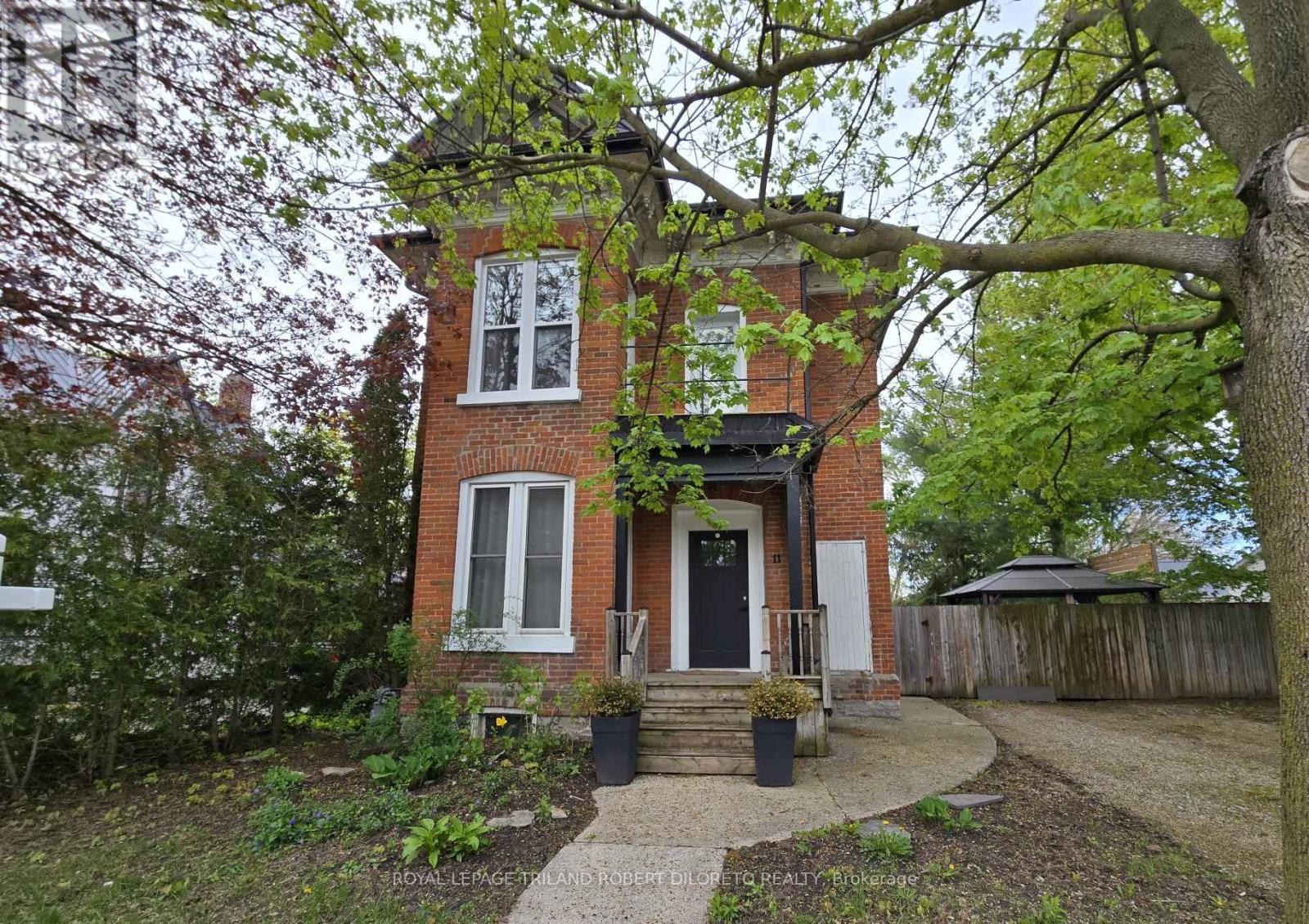 11 MAPLE STREET W
