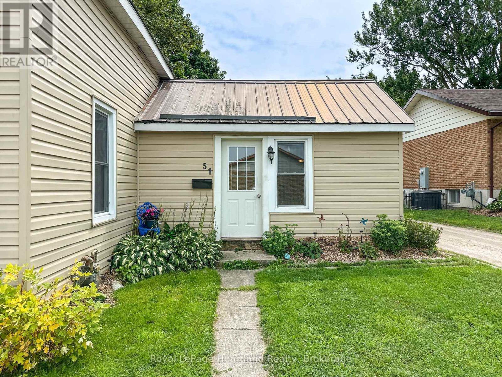 51 Side Street Property Photo 40