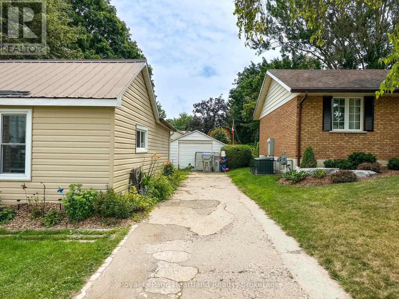51 Side Street Property Photo 41