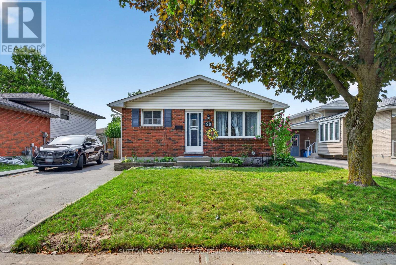 98 Surrey Crescent Property Photo 1