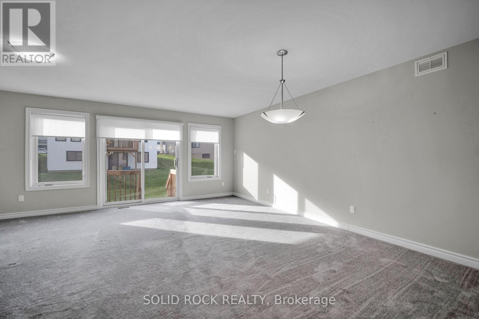 54 Griffith Way Property Photo 6