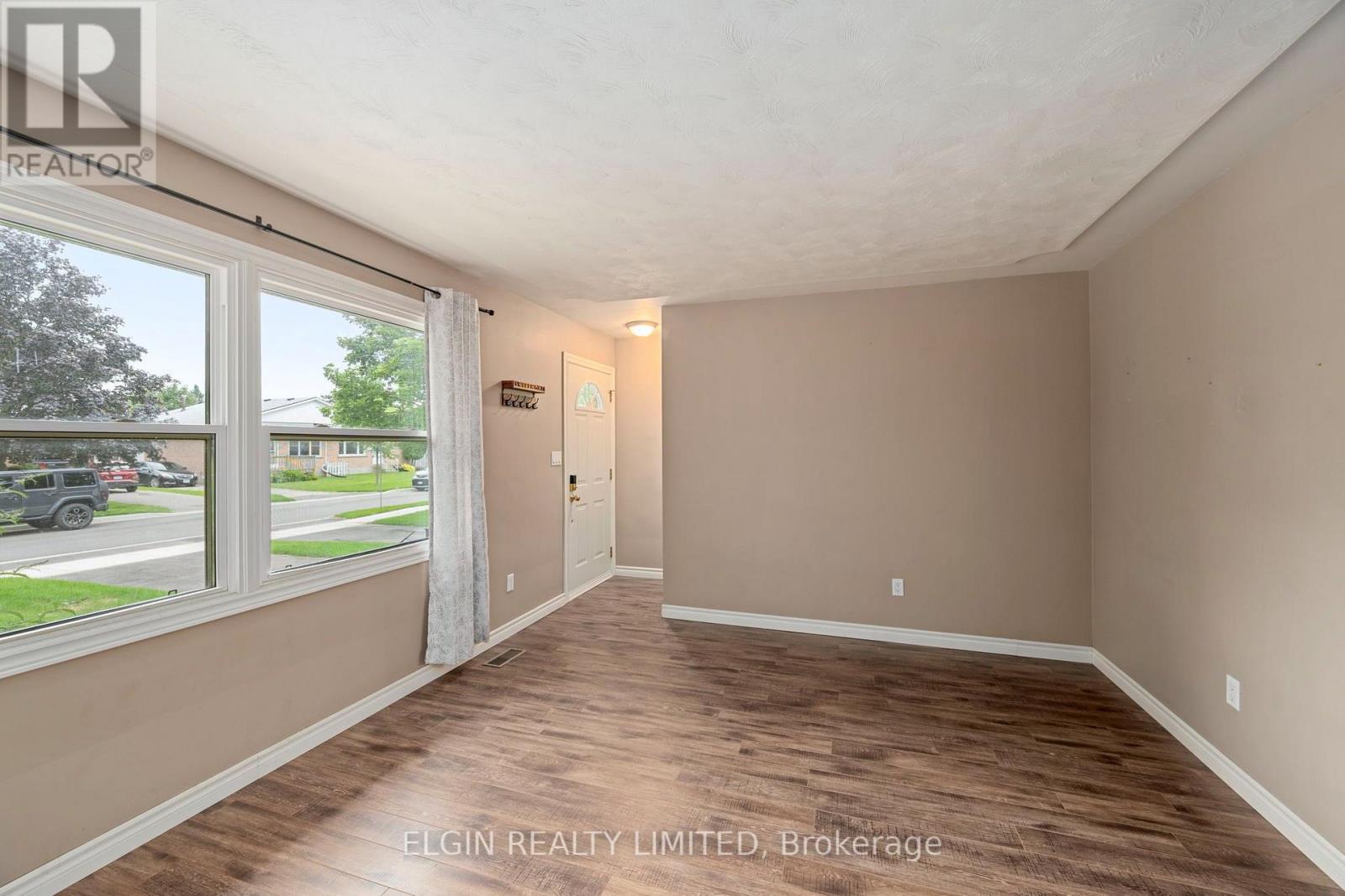 27 Vanier Place Property Photo 4
