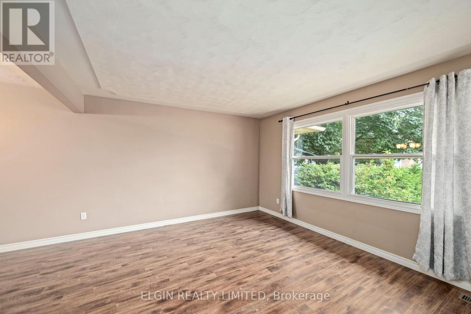 27 Vanier Place Property Photo 5