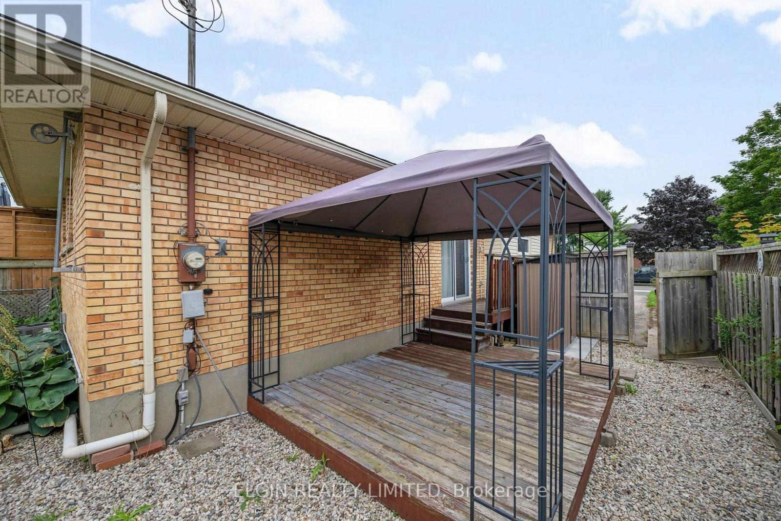 27 Vanier Place Property Photo 29