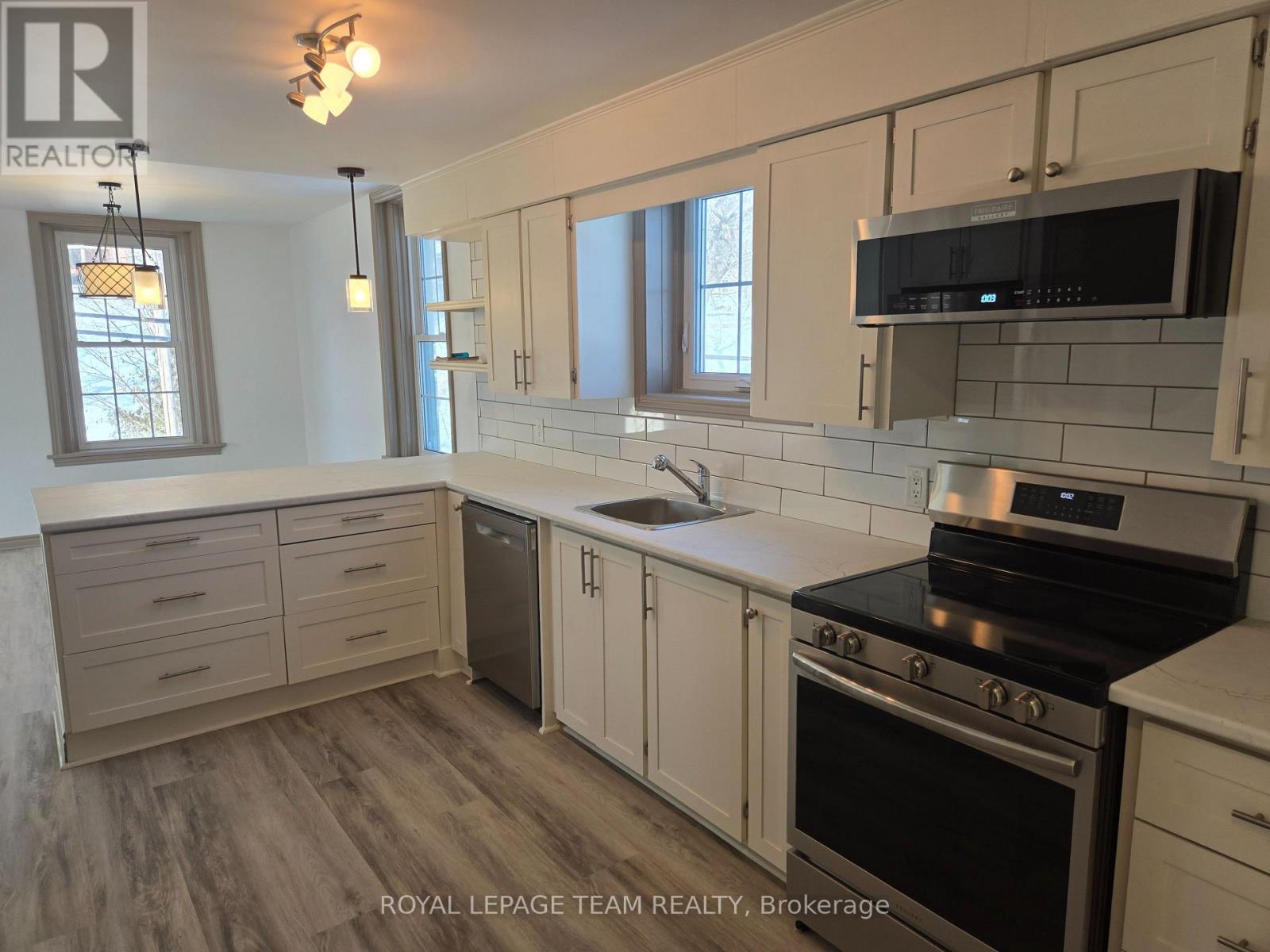 106 Renfrew Street S Property Photo 24