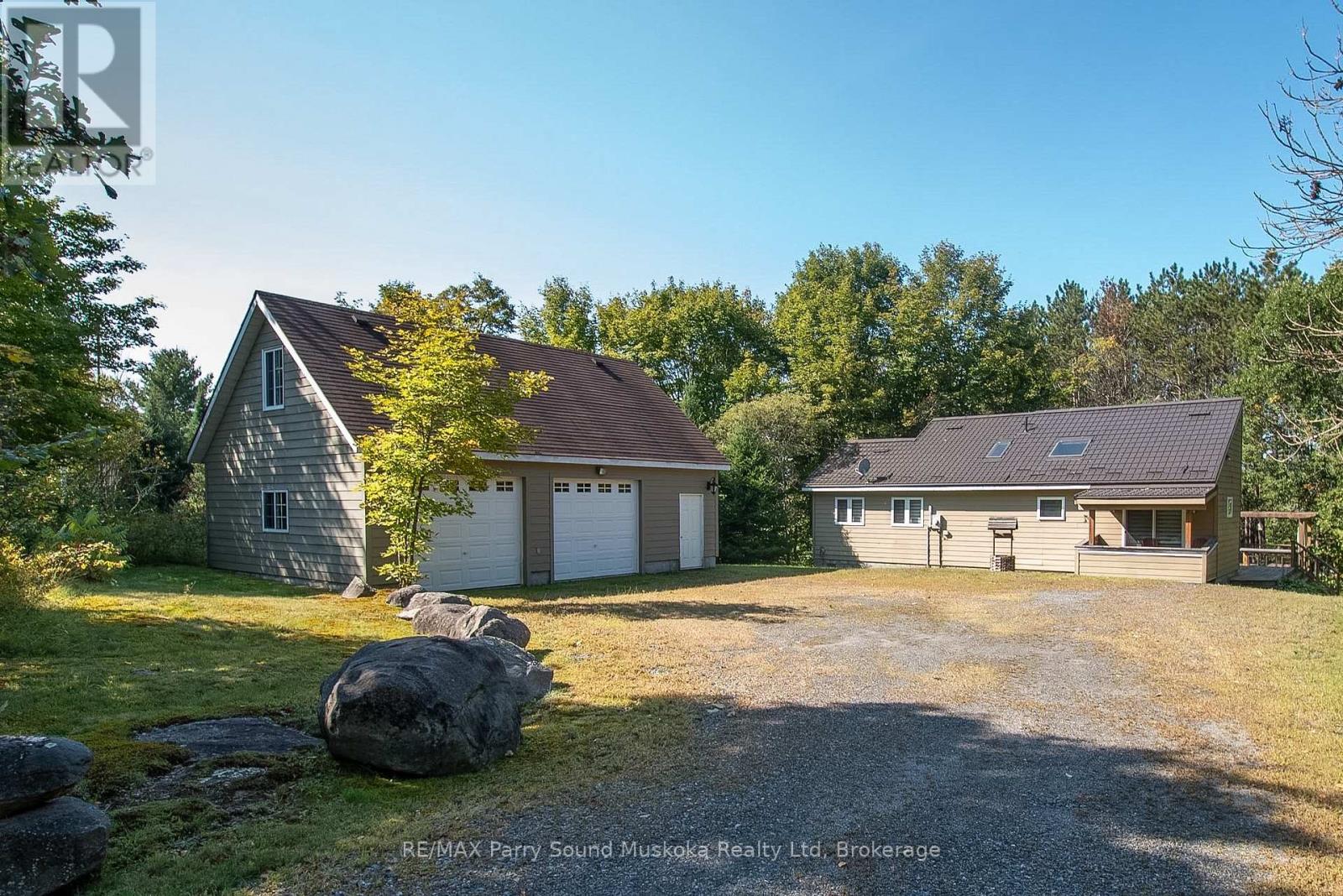 587 Centre Road Property Photo 4