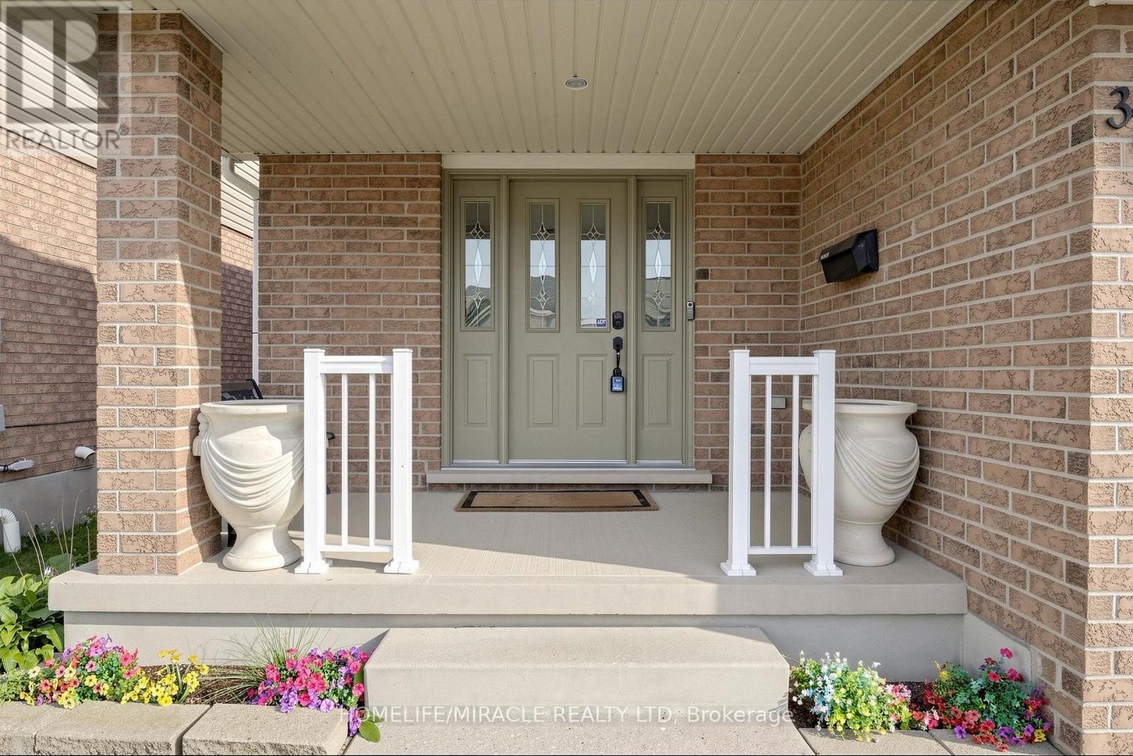 378 Mountain Laurel Crescent Property Photo 2