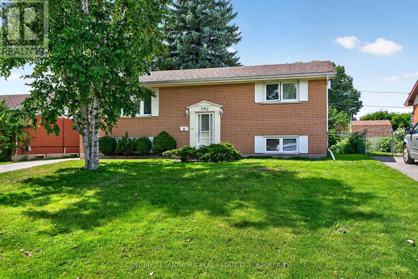 742 LAIDLAW CRESCENT