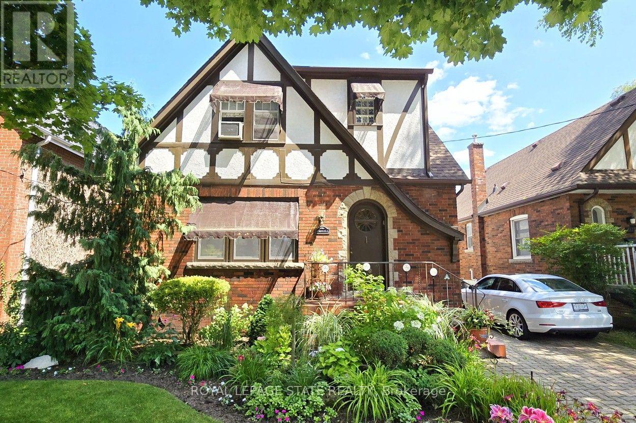 107 Bond Street S Property Photo 1