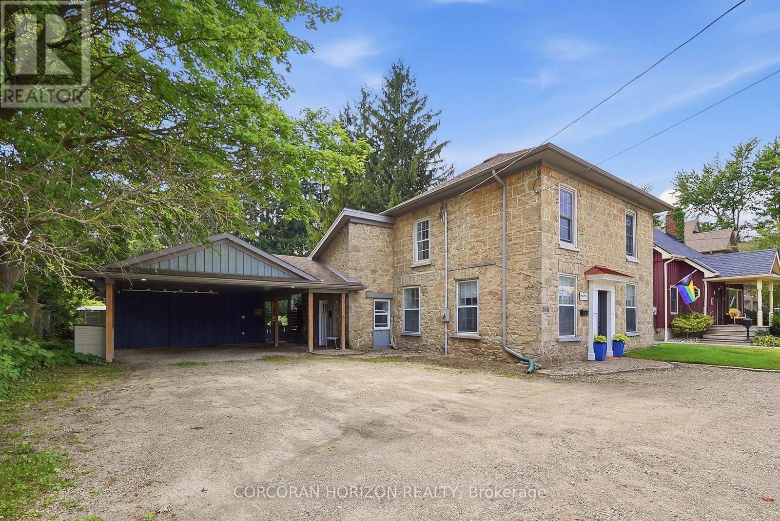 565 St David Street N Property Photo 6