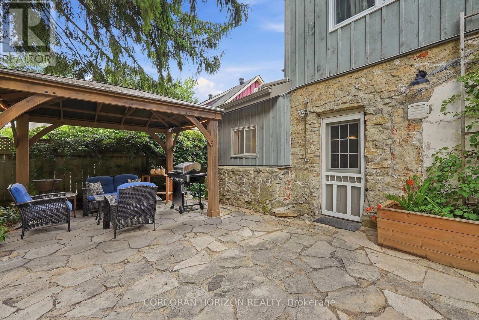 565 St David Street N Property Photo 33