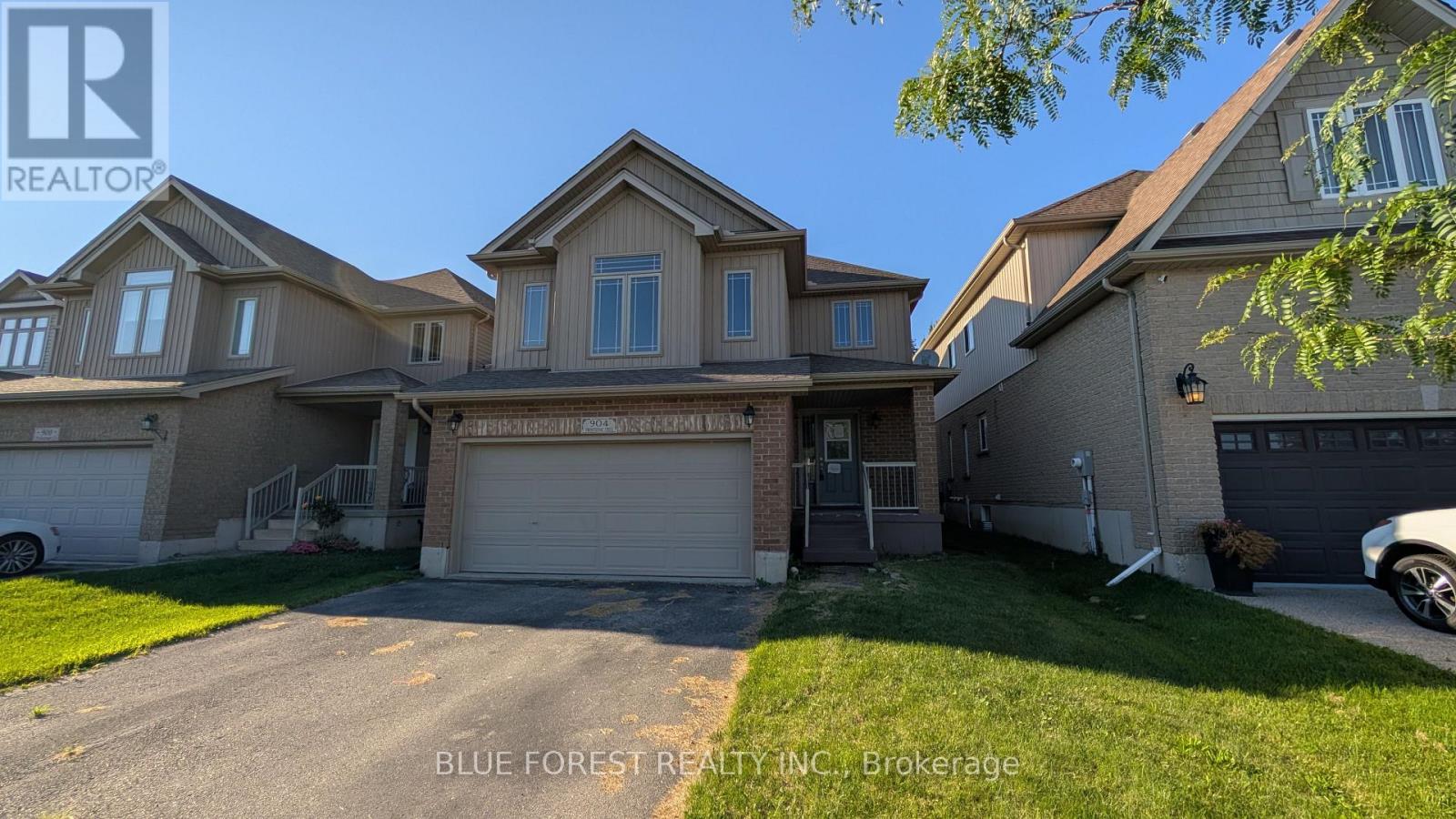904 Frontenac Crescent Property Photo 1