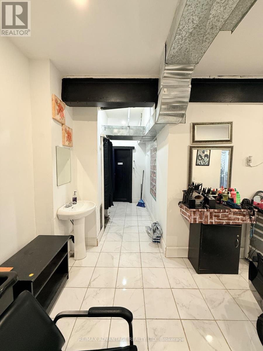 390 Adelaide Street N Property Photo 4