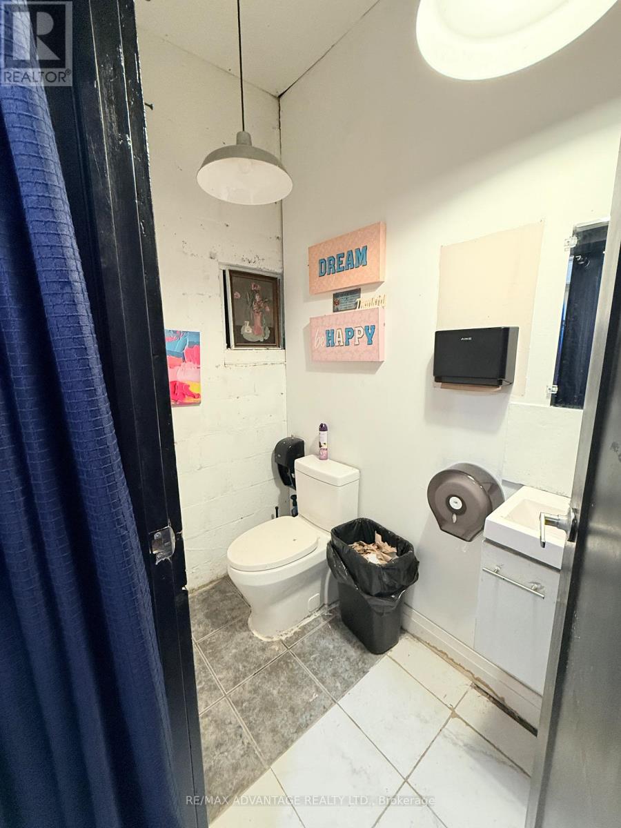 390 Adelaide Street N Property Photo 5