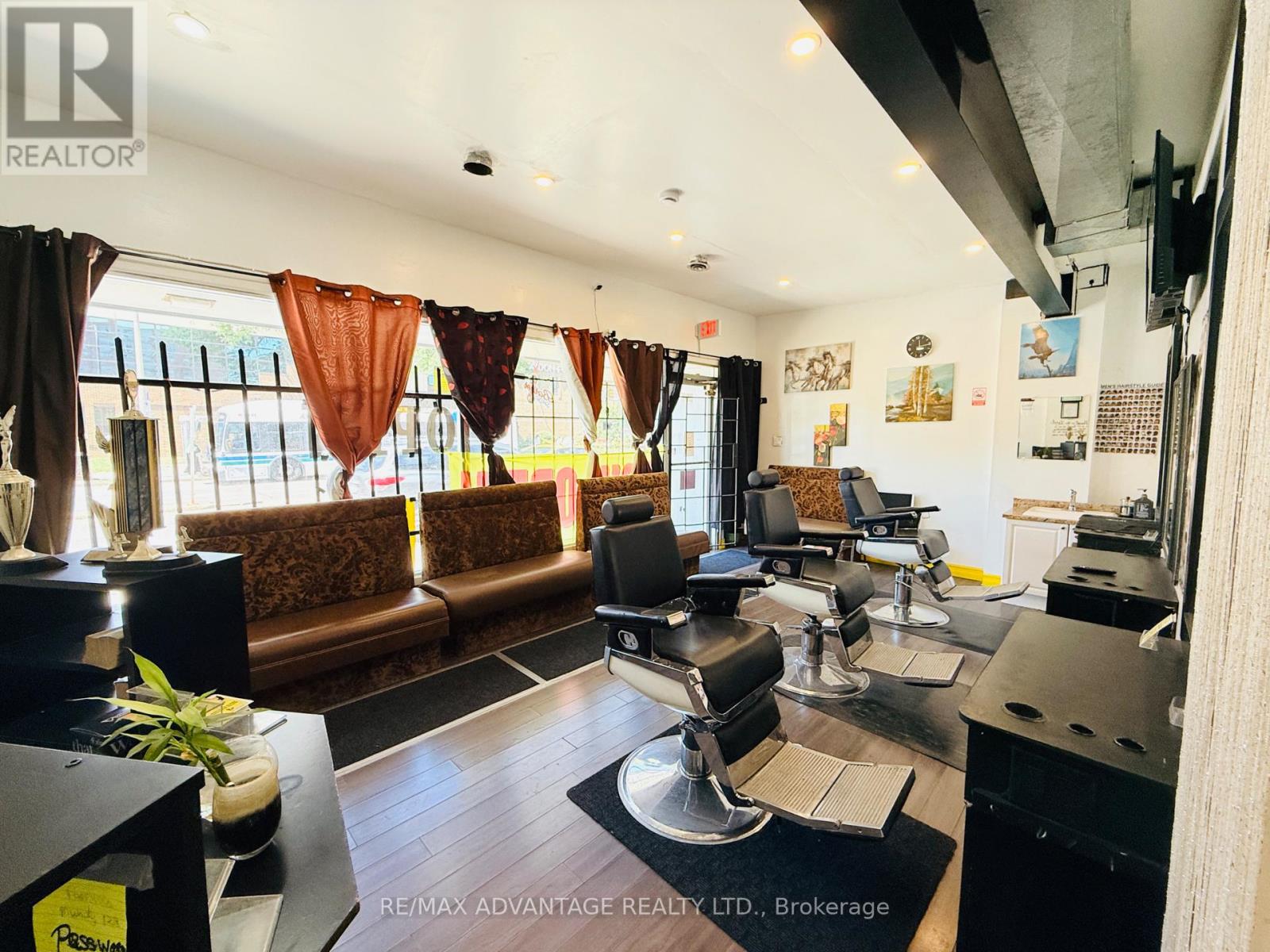 390 Adelaide Street N Property Photo 8