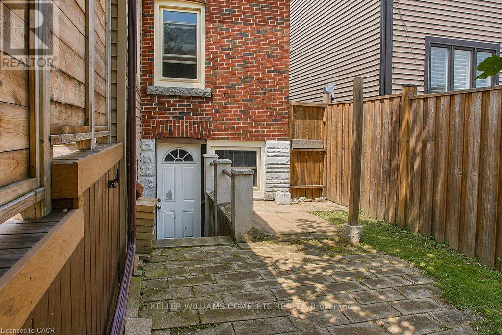 35 Barons Avenue S Property Photo 23