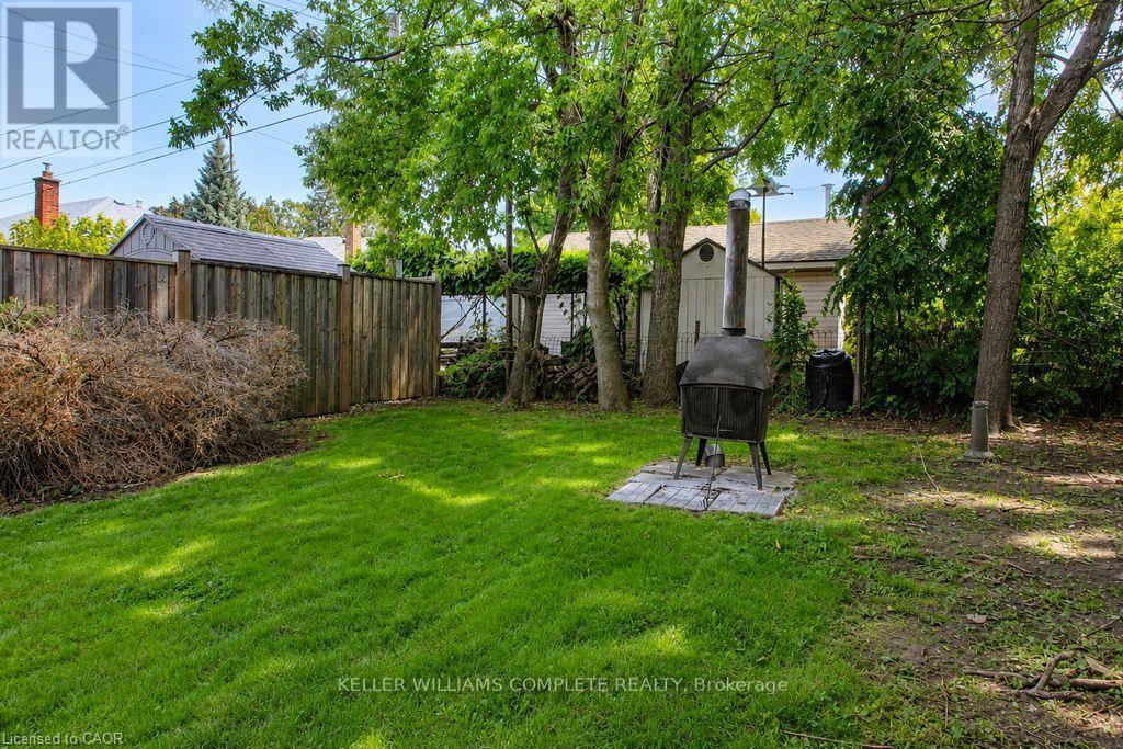 35 Barons Avenue S Property Photo 28