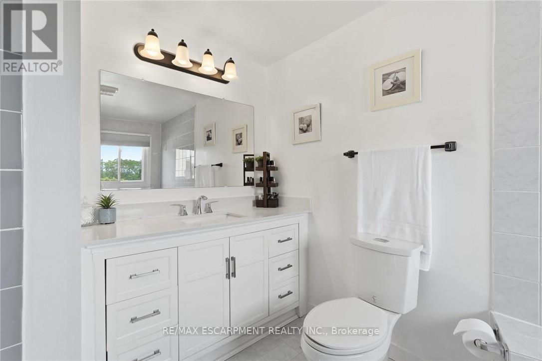 30 Twinoaks Crescent Property Photo 20