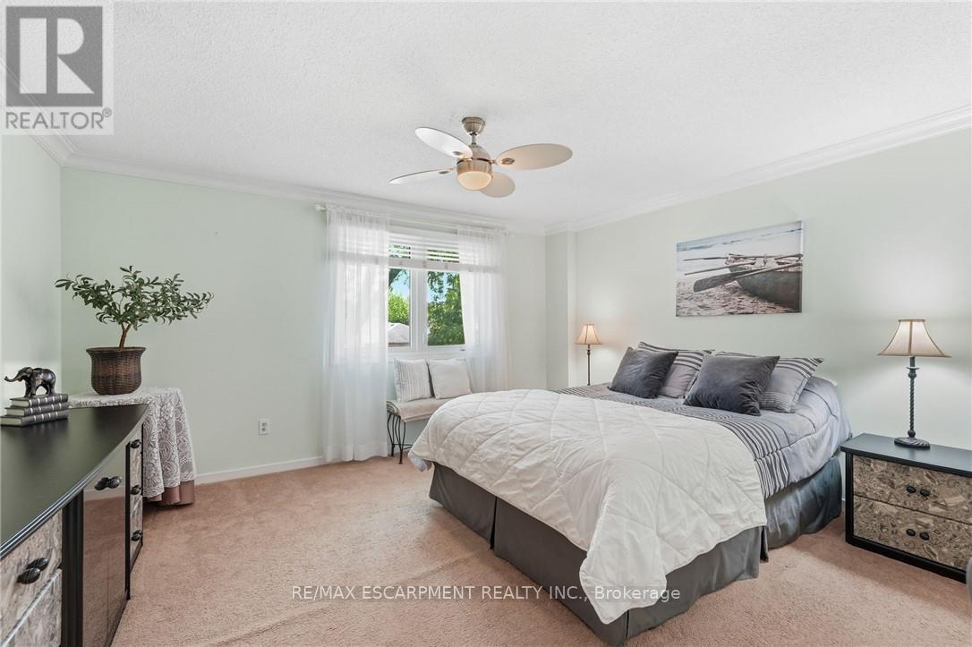 30 Twinoaks Crescent Property Photo 23