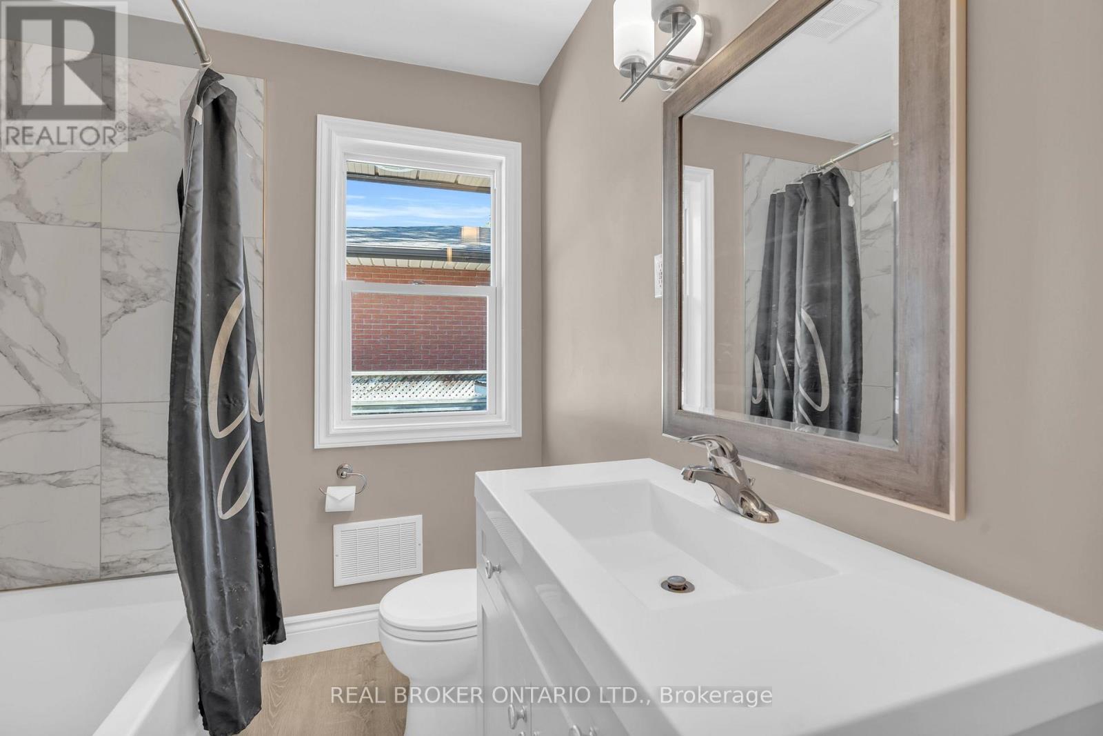 A - 301 Franklin Street N Property Photo 11