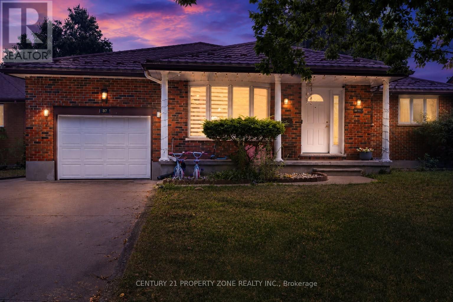37 LAURENTIAN DRIVE S
