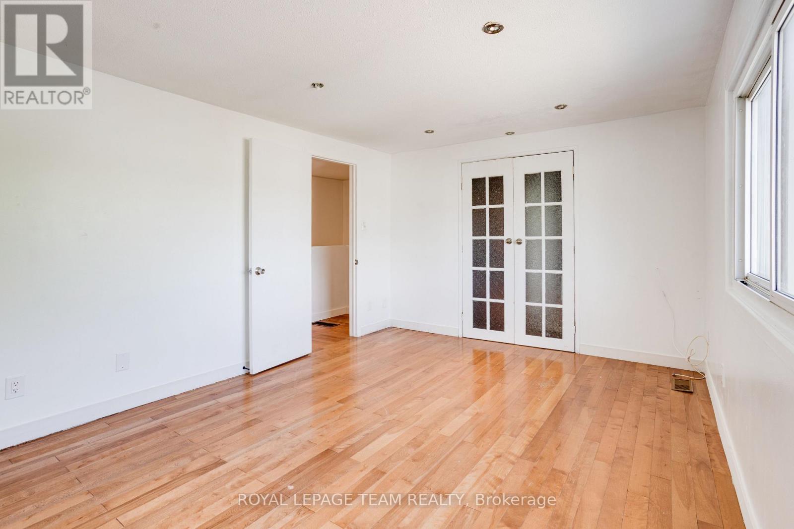 52 - 2669 Southvale Crescent Property Photo 16