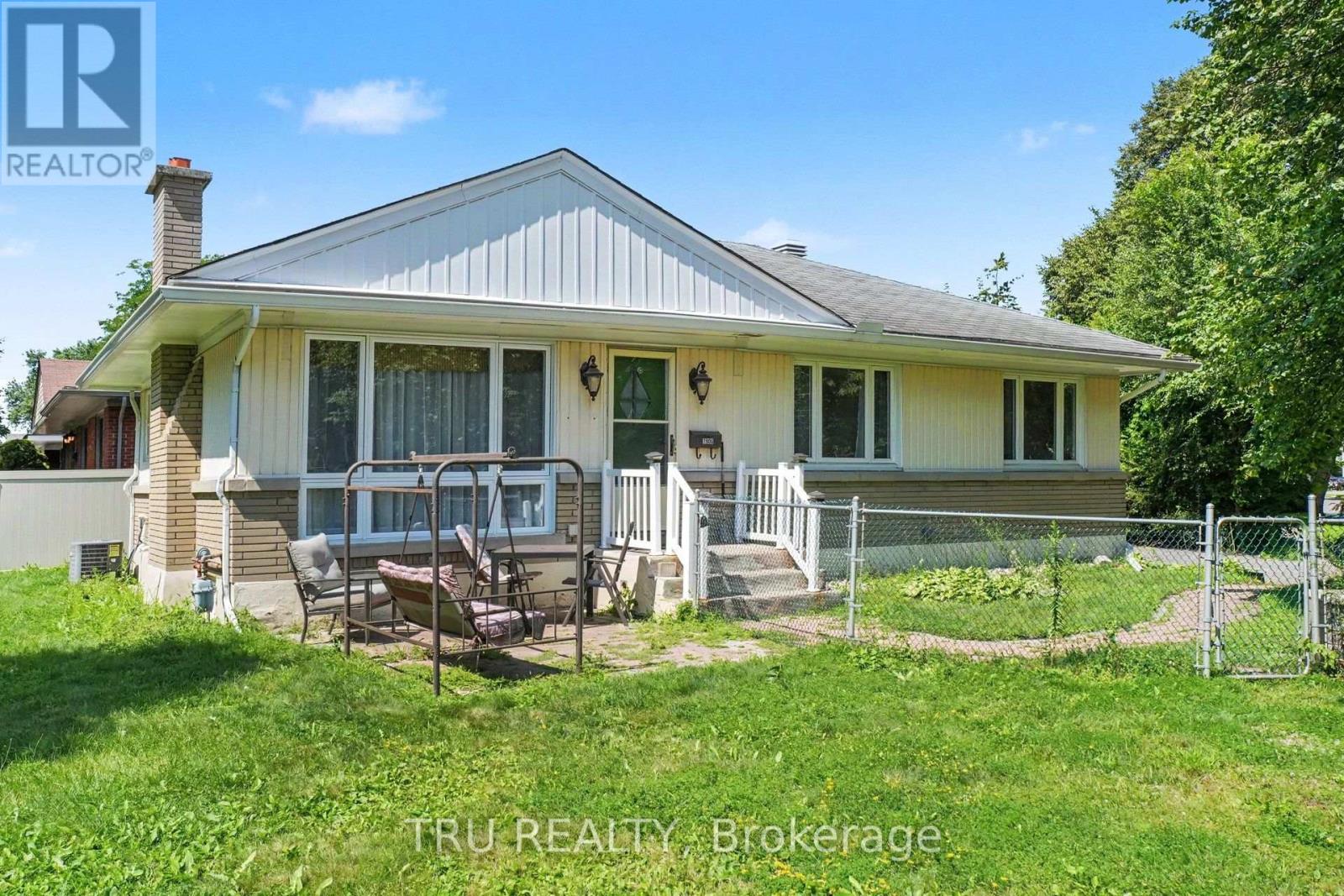 1908 Saunderson Drive Property Photo 1
