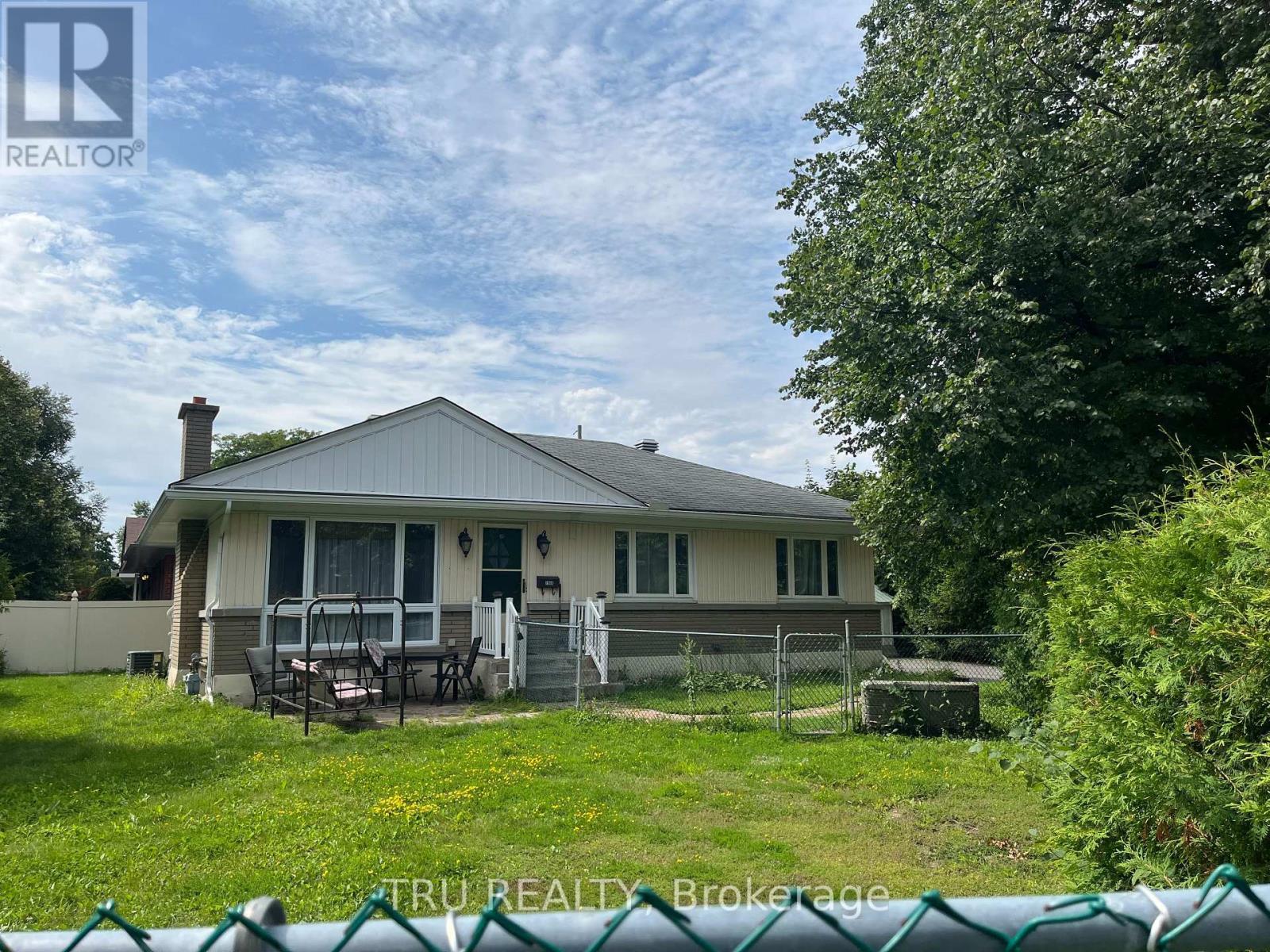 1908 Saunderson Drive Property Photo 2