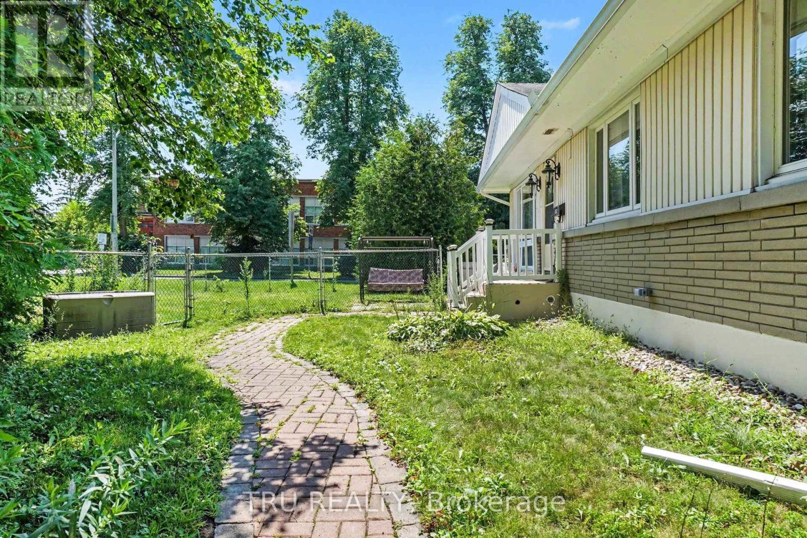 1908 Saunderson Drive Property Photo 3