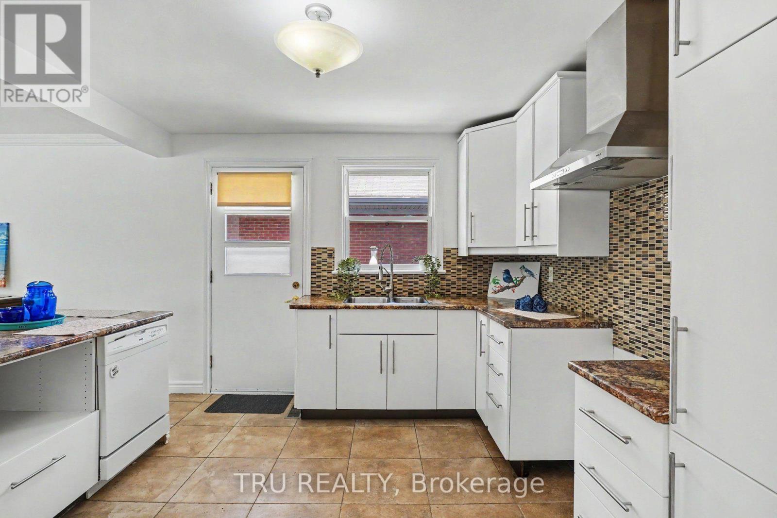 1908 Saunderson Drive Property Photo 10