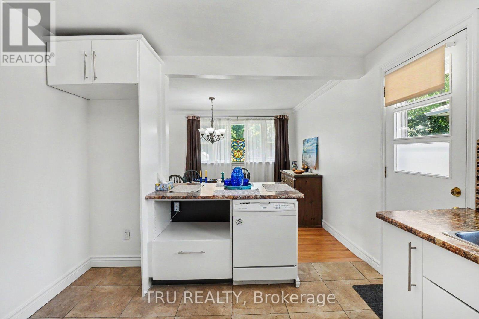 1908 Saunderson Drive Property Photo 11