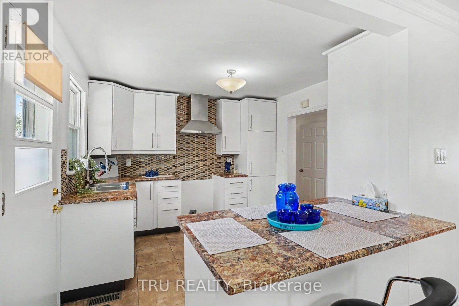 1908 Saunderson Drive Property Photo 12