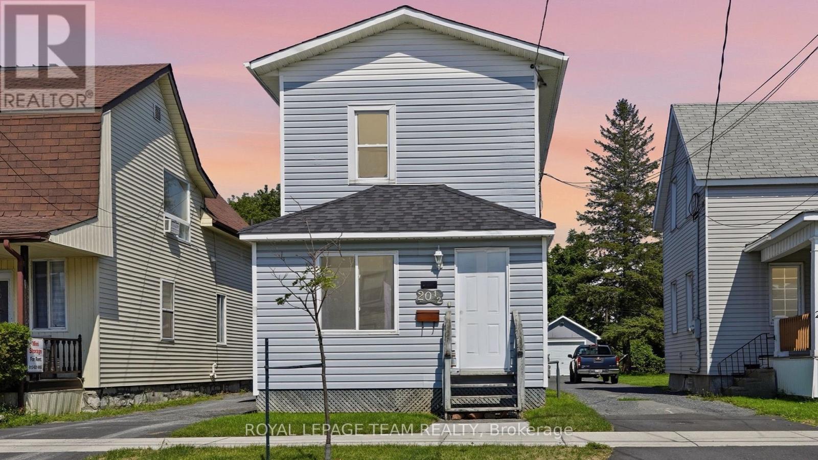 20 1/2 Lawrence Avenue Property Photo 1