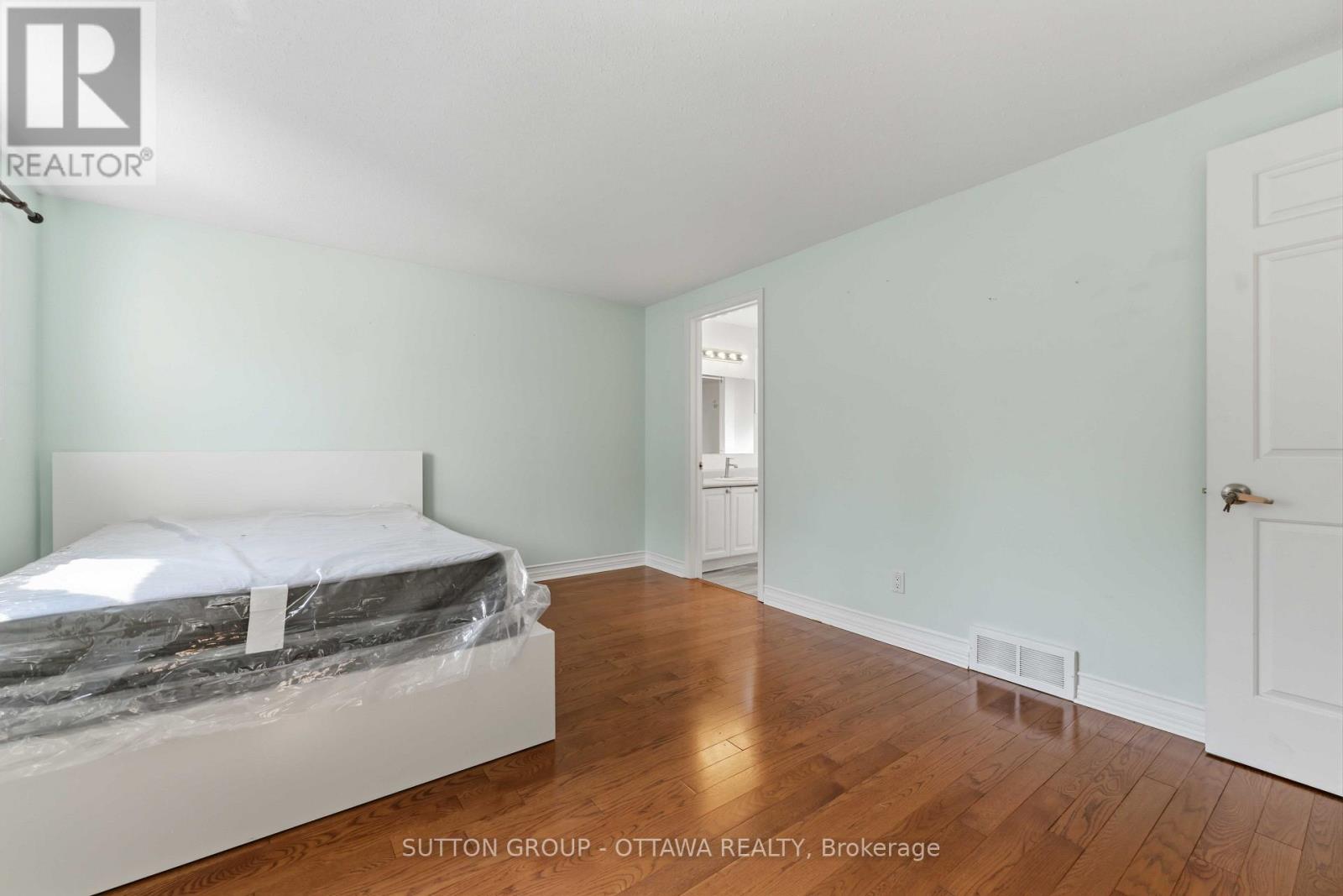 16 Crimson Gate Property Photo 24