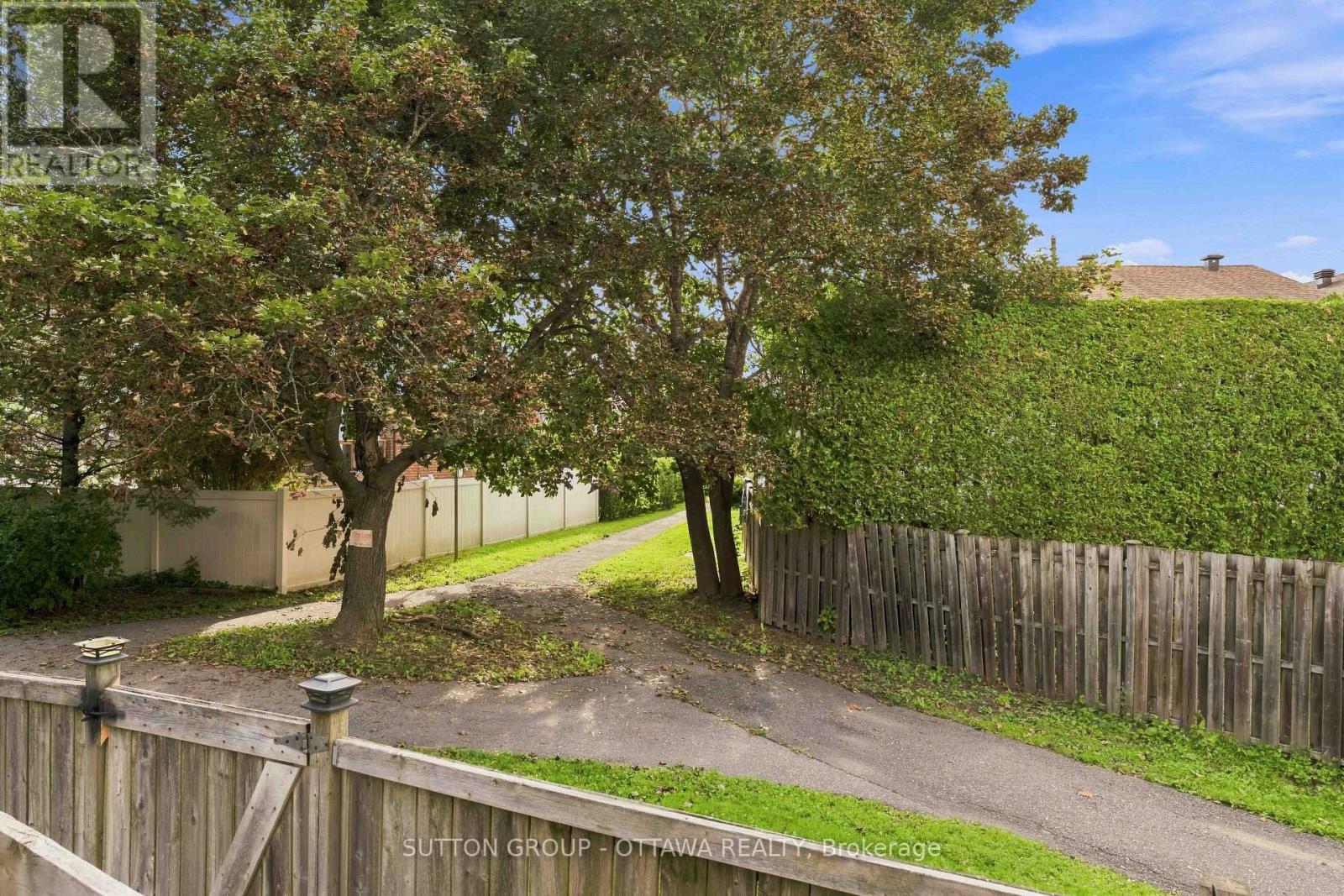 16 Crimson Gate Property Photo 50