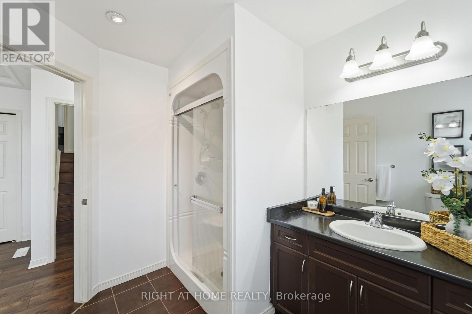 7 - 582 Hyde Park Road Property Photo 16