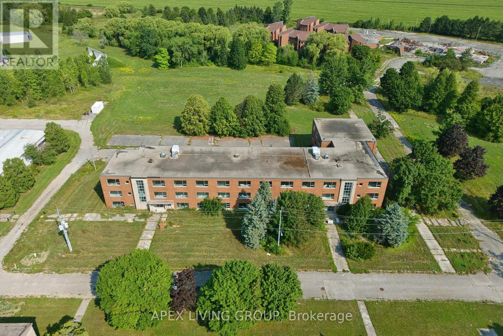 424 Quebec Avenue Property Photo 2