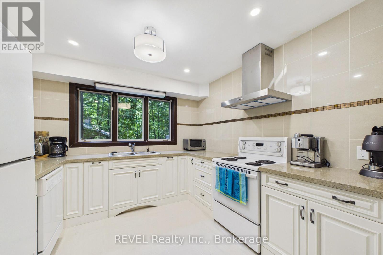 370 Segwun Boulevard Property Photo 11