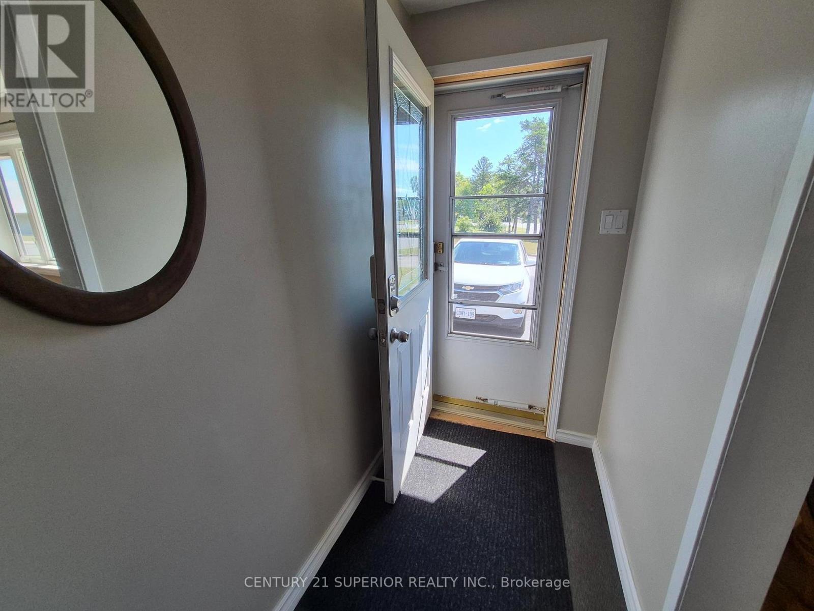 1 Laurier Ave Property Photo 5