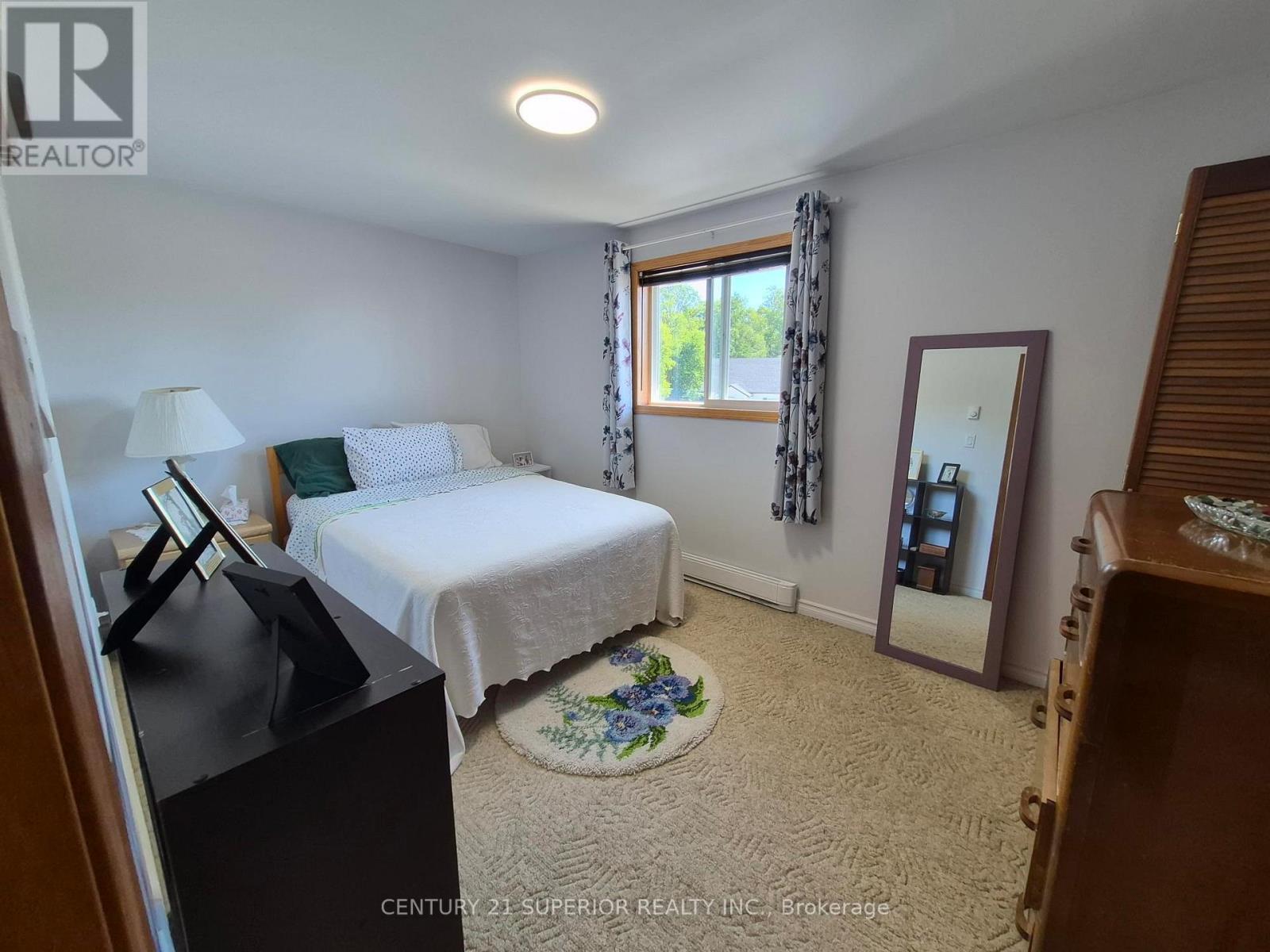 1 Laurier Ave Property Photo 23
