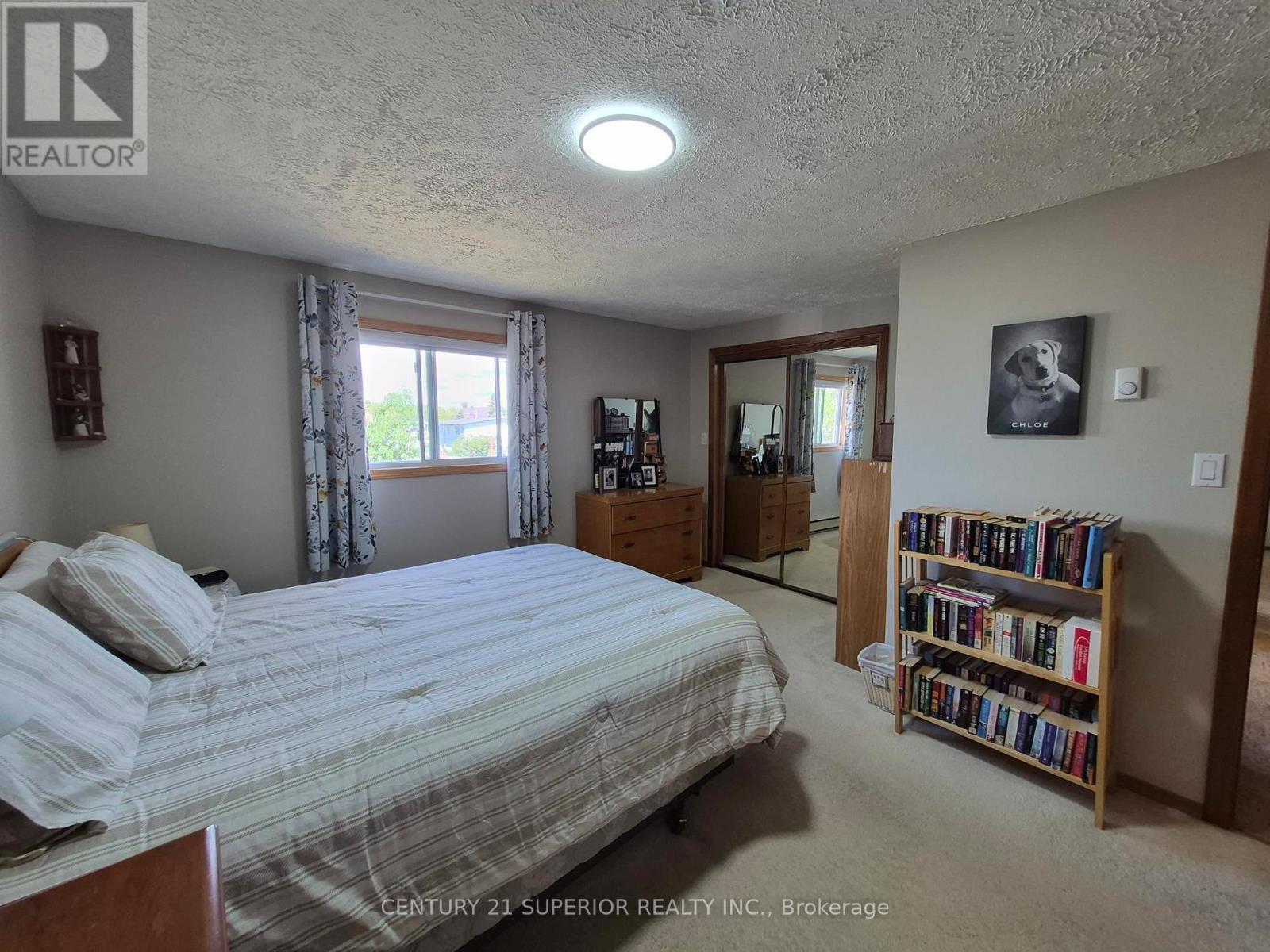 1 Laurier Ave Property Photo 27
