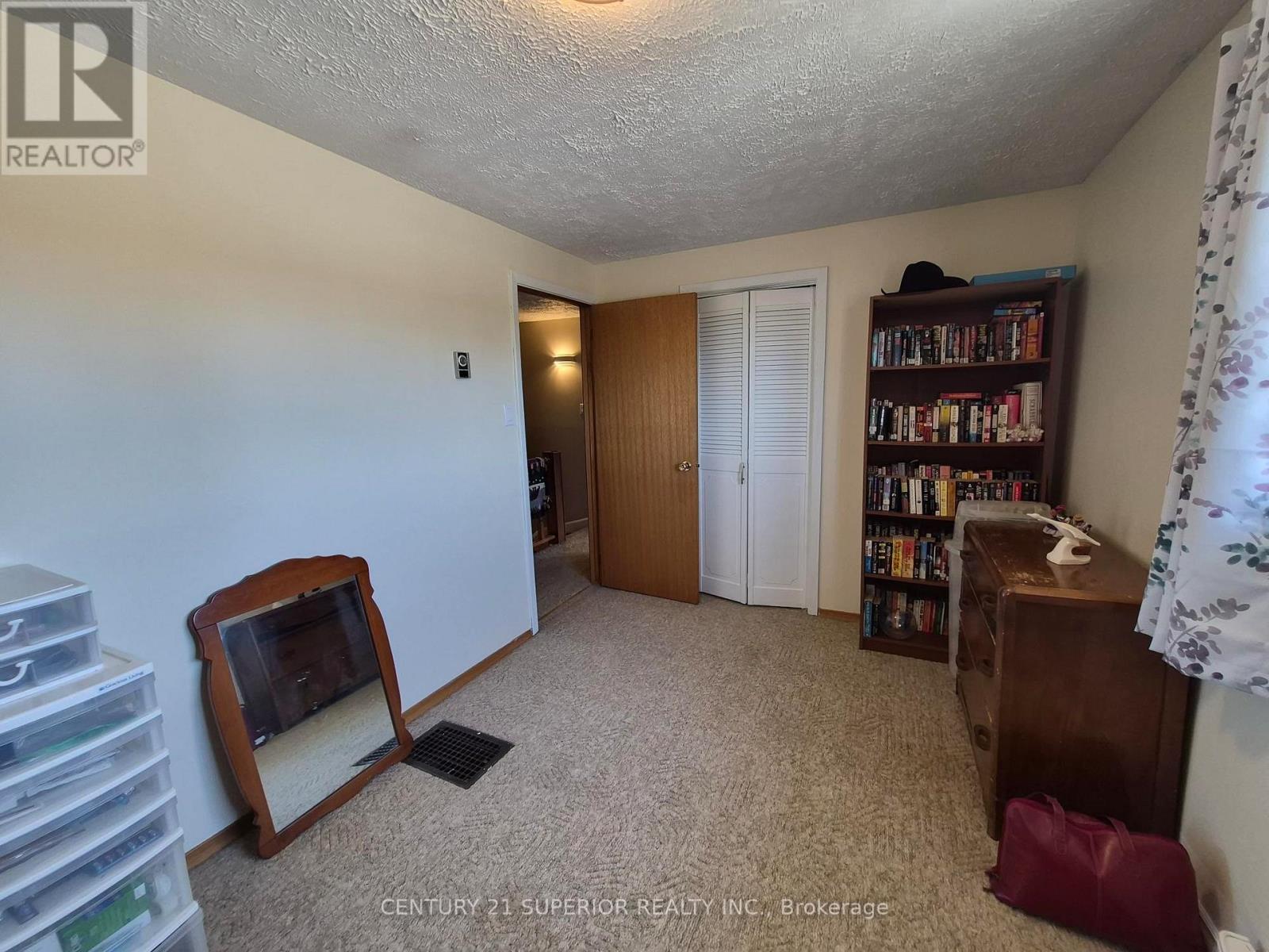1 Laurier Ave Property Photo 28