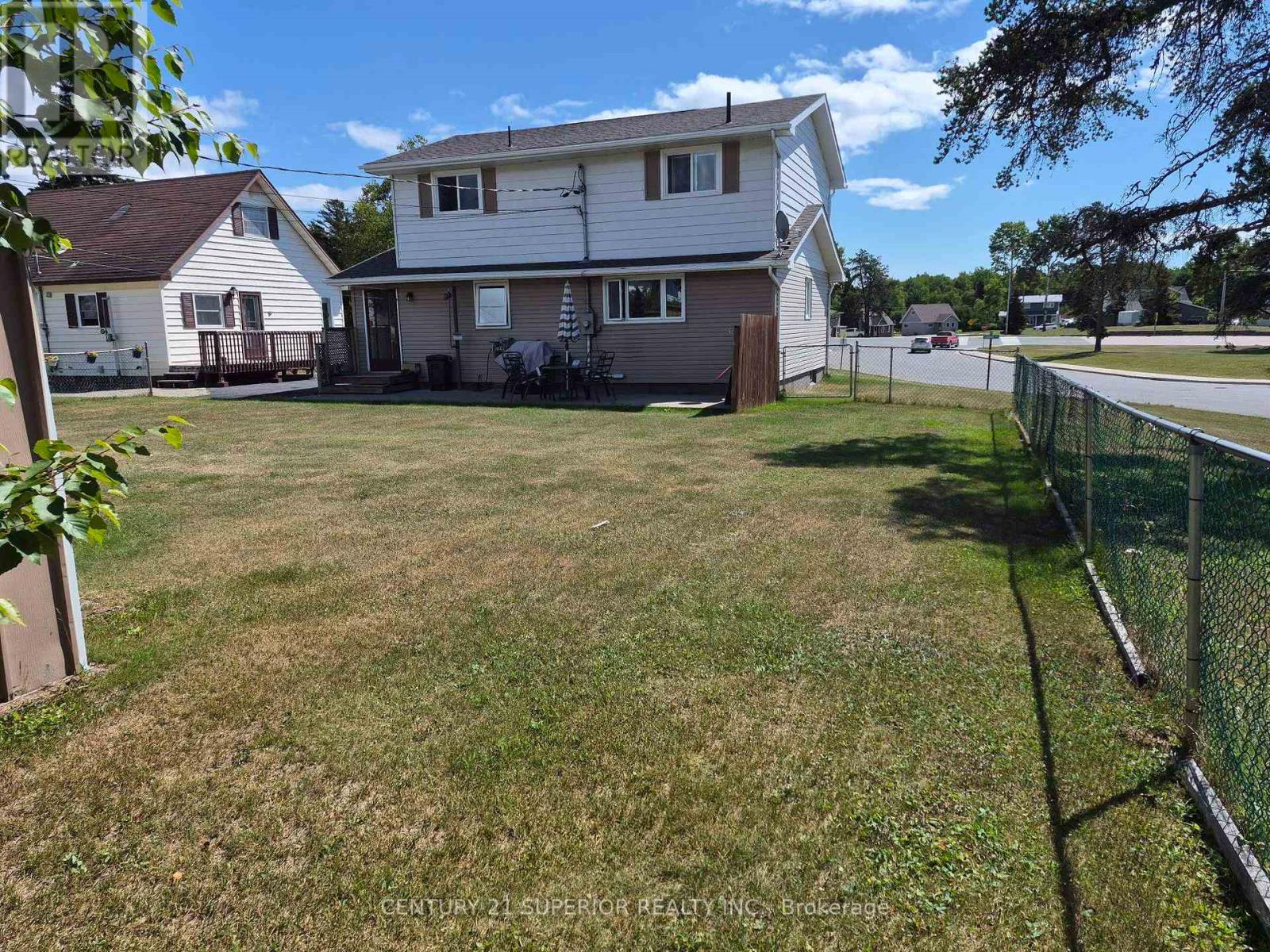 1 Laurier Ave Property Photo 47